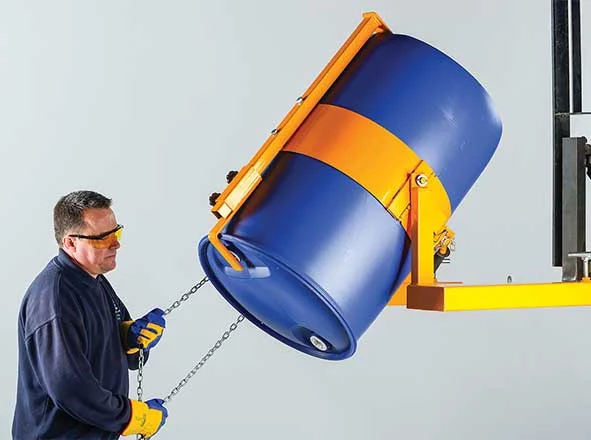 Sollevatore girafusti per fusti polietilene 220lt. inforcabile da carrello elevatore rotazione a catena . portata 365kg