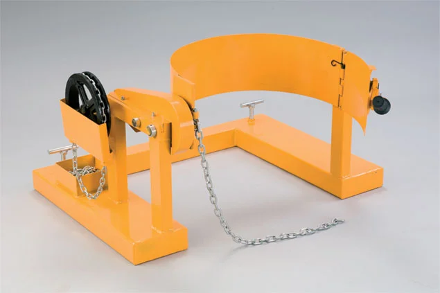 Sollevatore girafusti per fusti in ferro 220lt. inforcabile da carrello elevatore rotazione a catena. portata 365kg